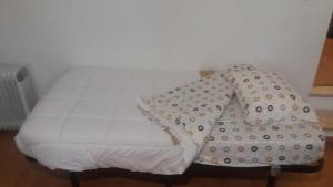 エヴォラにあるÉvora Romana Alojamentos T1 Templo Dianaの小さなベッド(白い毛布付)