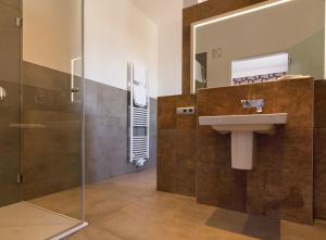 Koupelna v ubytování anders Kontorhaus Hotel + 21 fotografií