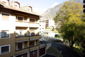 基耶薩伊恩瓦爾馬倫科的住宿－Appartamento in centro a Chiesa Valmalenco，从大楼的阳台上可欣赏到风景