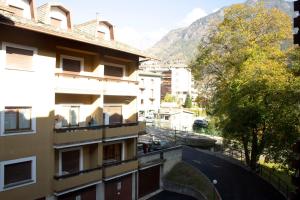 een uitzicht vanaf het balkon van een gebouw bij Appartamento in centro a Chiesa Valmalenco in Chiesa in Valmalenco