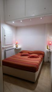 1 dormitorio con 1 cama grande y 2 lámparas. en Grotte Flat, en Roma