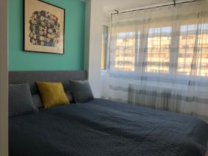 Un dormitorio con una cama frente a una ventana. en La Fontana, en Belgrado