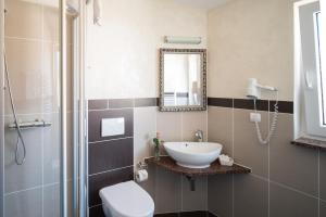 Koupelna v ubytování Hotel-Burghagen + 15 fotografií