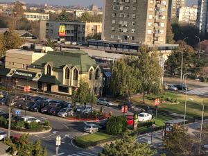 una iglesia con un estacionamiento en una ciudad en La Fontana, en Belgrado