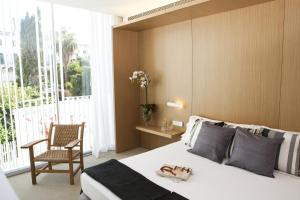 Кровать или кровати в номере Alenti Sitges Hotel