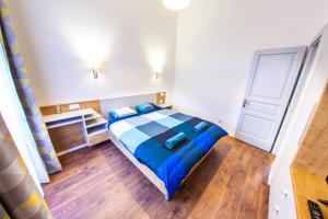 una camera da letto con un letto con cuscini blu di Central Luxury 2 a Cluj-Napoca