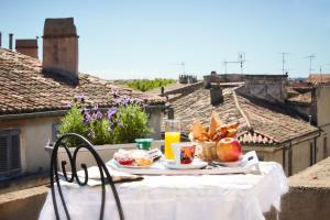 une table avec une assiette de nourriture sur un balcon dans l'établissement Kyriad Nimes Centre, à Nîmes 23 autres photos