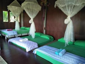 Rúm í herbergi á Oui Kaew Homestay