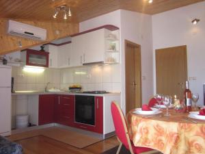 Kuchyňa alebo kuchynka v ubytovaní Apartment in Hvar town with sea view, terrace, air conditioning, Wi-Fi (3666-4)