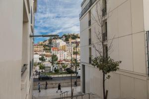 リスボンにあるLovelyStay - Family-Friendly Apartment Downtownの窓から市街の景色を望む