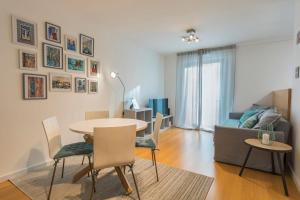 リスボンにあるLovelyStay - Family-Friendly Apartment Downtownのリビングルーム(テーブル、椅子、ソファ付)