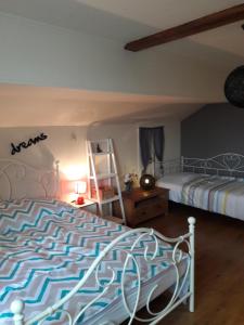 een slaapkamer met een bed en een ladder bij Le chalet d Egide in Waimes