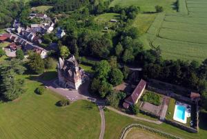 an aerial view of an old house in a field at Le Manoir de Bénédicte B&B in Cahan