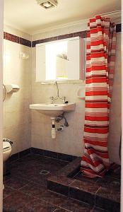 baño con lavabo y cortina de ducha en Villa Magemenou, en Nikiana
