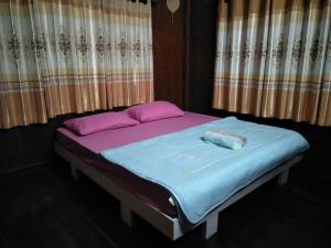 Rúm í herbergi á Oui Kaew Homestay