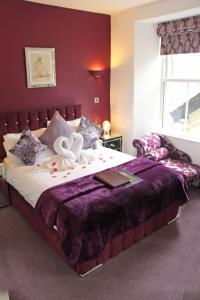 Un dormitorio con una cama grande con un libro. en St John's Lodge incl off-site leisure club, en Windermere