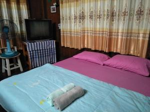 Rúm í herbergi á Oui Kaew Homestay