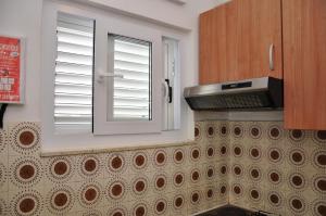 Kuchyňa alebo kuchynka v ubytovaní BM Apartments Rogoznica