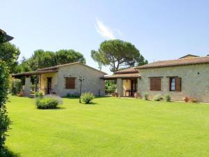 una casa con un césped verde delante de ella en Detached Apartment near Todi with Private Pool, en Fanciullata