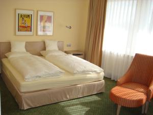 Postel nebo postele na pokoji v ubytování Lindemann Hotel