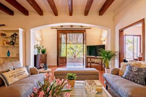 een woonkamer met een bank en een tafel bij El Portió, tu casa de ensueño junto a la playa. in Tamariu