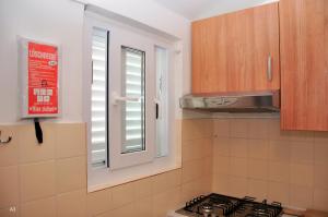 Kuchyňa alebo kuchynka v ubytovaní BM Apartments Rogoznica