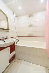 La salle de bains est pourvue d'un lavabo et d'une baignoire. dans l'établissement Апартаменты на ул.Героев Днепра, Оболонь, à Kiev