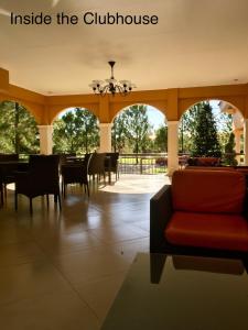 een woonkamer met een bank en tafels en stoelen bij Camella Homes Mandalagan in Bacolod