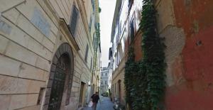 una persona caminando por un callejón entre dos edificios en Grotte Flat, en Roma