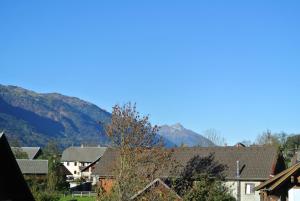 Vista generica sulle montagne o vista sulle montagne dall'interno del bed & breakfast