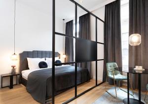 een slaapkamer met een bed, een bureau en een stoel bij Pierrot & Pierrette in Zagreb