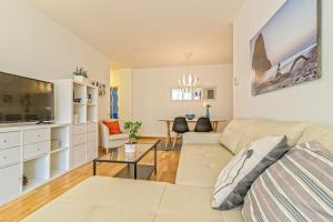 Televízia a/alebo spoločenská miestnosť v ubytovaní Apartamento&piscina cerca de Barcelona