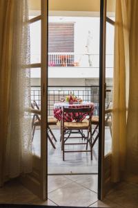 アテネにあるThe Traditionalの窓のある部屋(テーブル、椅子付)