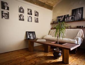 ein Wohnzimmer mit einem Tisch und einem Sofa in der Unterkunft Piazza San Pantaleo in Sorso