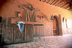 a room with a shirt hanging on a wall at Maison Adrar Merzouga in Merzouga