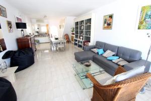 uma sala de estar com um sofá e uma mesa em LEON INMO Villa Jean - 10035 em Empuriabrava