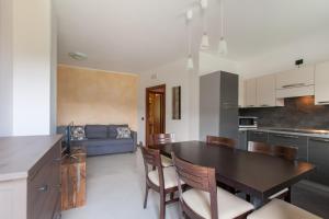 cocina y sala de estar con mesa y sillas en Residence Samont, en Arta Terme