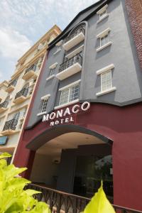 um edifício com uma placa de hotel em Marrocos em Monaco Hotel em Cyberjaya