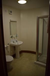 Kylpyhuone majoituspaikassa GOLF View Hotel & Macintosh Restaurant