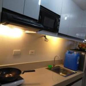 マニラにあるTrees Residences by Jhoms 1BR with Balcony WiFi Netflixのシンクとカウンタートップのあるキッチン