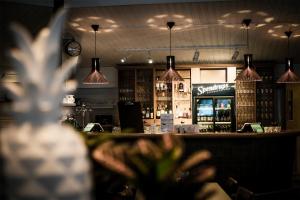 un bar en un restaurante con luces colgantes en First Camp Ansia - Lycksele en Lycksele