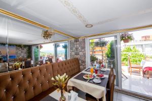 イスタンブールにあるメデューサ ホテルのダイニングルーム(テーブル、椅子、窓付)