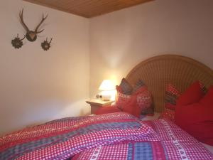Tempat tidur dalam kamar di Ferienwohnung M. Fischer