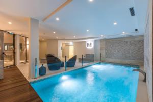 Бассейн в Caneiros Luxury House & Suites или поблизости