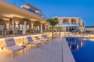 Бассейн в Caneiros Luxury House & Suites или поблизости