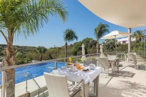 Бассейн в Caneiros Luxury House & Suites или поблизости