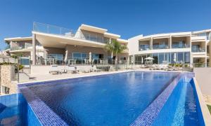 Бассейн в Caneiros Luxury House & Suites или поблизости