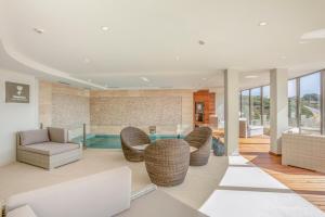 Гостиная зона в Caneiros Luxury House & Suites