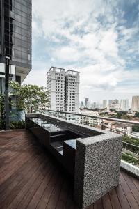 un balcone di un edificio con vista sulla città di Xandra's 218 Macalister Suite a George Town
