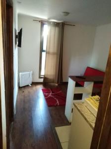 une petite pièce avec un bureau et une table dans une pièce dans l'établissement Condominio Doña Jacinta, à Valdivia